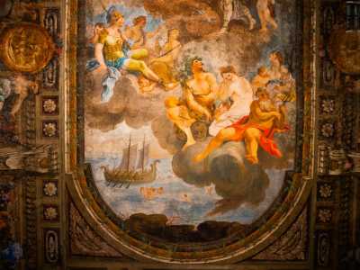...Atena nei panni di un guerriero e Poseidone che brandisce il tridente. E ancora Dionisio tra tralci di vite e la dea Cerere con una corona di spighe di grano